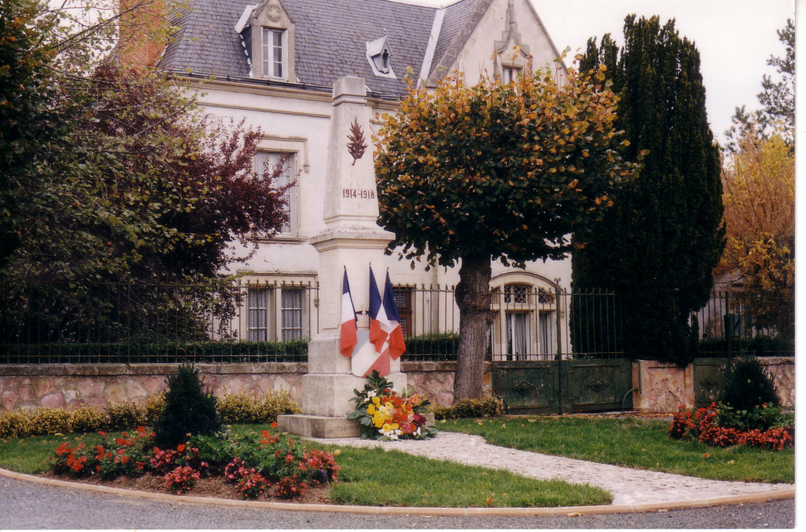 MONUMENT AUX MORTS